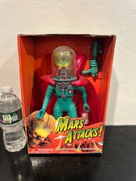 SEALED TRENDMASTERS - MARS ATTACKS! SUPREME MARTIAN AMBASSADOR - 1996 SPACE TOY