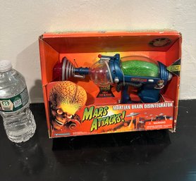 Sealed MARS ATTACKS TRENDMASTER MARTIAN BRAIN DISINTEGRATOR GUN 1996