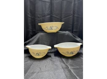 3 Nesting Pyrex Mixing Bowls