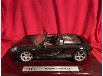 Maisto 1/18 Scale Porsche GT On Stand