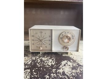 1950s General Electric Clock Radio - Untested