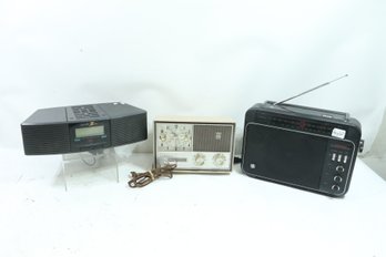 Group Of Vintage Small Radios Zenith, Magnavox & GE Superadio