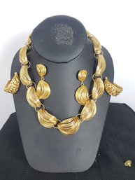 Chunky Gold Tone Wire Necklace And Earrings