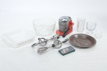 Vintage Kitchenware Lot: Vtg Beaters, Juice King & More