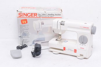 Vintage Singer 'Tiny Taylor Mending Machine' W/Original Box