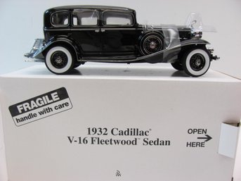Danbury Mint Classic Cars  1:24 Scale 1932 Cadillac V-16 Fleetwood Sedan No COA No Stand