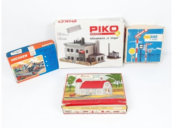 4x Vintage HO Train Kits - PIKO Furniture Factory & Signal VOLLMER Coal Station & BACHMANN PLASTICVILLE Barn