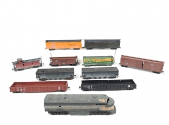 11x Vintage HO Gauge Model Trains - AHM Diesel Locomotive, Cattle Car,  Athearn Box Car Gondola Caboose Hopper