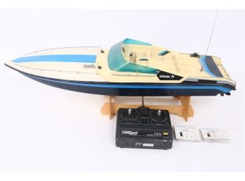Vintage TRAXXAS Villain IV Plastic RC Remote Control Boat With Transmitter