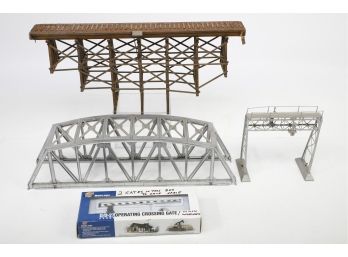 Group Of Model Train Layout Bridges, Crossing Gates, Etc - O Scale & HO Scale
