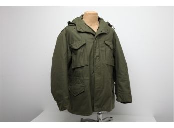 Vintage Men's Army Cold Weather Coat In X-L In Army Green ~ Pull Out Liner & Hood