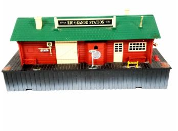 1986 New Bright Rio Grande Station Battery Operated Light Up Train Station
