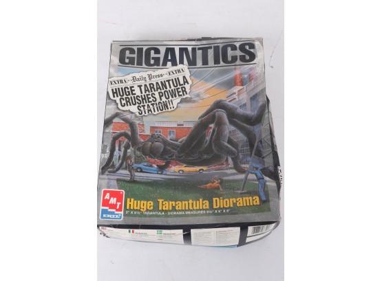 AMT Ertl Gigantics Huge Tarantula Diorama Bug Model Kit #8391 1996