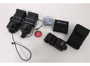Pair Of Vivitar 285HV Zoom Thyristor Flash And Nikon Speedlight SB-600 Flash