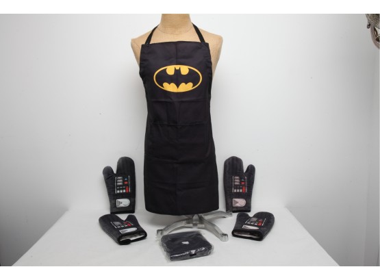 2 Pairs Of Star Wars Oven Mitts & 2 Batman Adult Apron