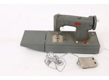 Vintage SAW-ETTE Toy Sewing Machine - Working