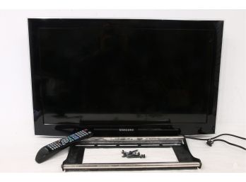 SAMSUNG 32' LCD TV With Wall Mount, Remote