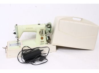 Vintage SINGER Portable Sewing Machine Model 15-125