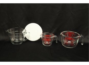 2 Pyrex Measuring Cups & Pampered Chef 4 Cup Measuring Cup W/Lid