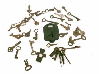Mixed Lot Of 1 Old Lock And Keys, Barrel, Skeleton, Padlock And More