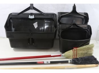 Group Of 6 Rubbermaid Household Supplies Includes Brooms & Dust Pans