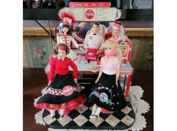 Rare!  Vintage 2000 Coca-Cola Barbie Dolls And Fountain W/ Accessories And 5 Dolls -  Nice!
