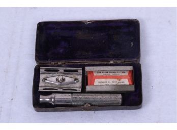 Vintage Shaving Razor With Box