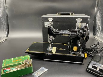 CLASSIC Singer Featherweight Sewing Machine With Carrying Case