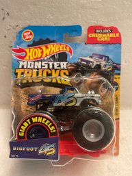 Hot Wheels Monster Trucks 2020 Giant Wheels 1:64  Crushable Car