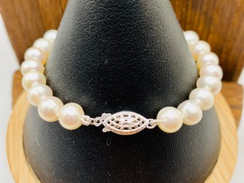 7 Inch Pearl Bracelet With Fishhook Clasp