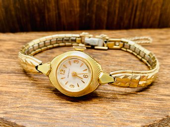 Caravelle Woman's Small 17 Jewel Manual Wind Watch M7 - 5 1/8'