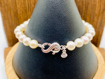 White Pearl Bracelet With Silver Lobster Claw Clasp In The Shape Of A Swan - 7.5