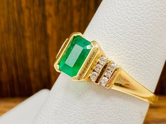 6x4mm Rectangular Emerald And 12 Small Round White Zircon On 14k Yellow Gold Ring - Size 6