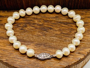 7 Inch Pearl Bracelet With Fishhook Clasp