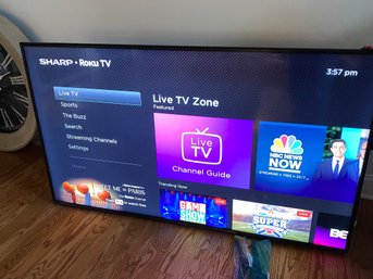 Sharp Roku Smart TV Model LC-65LBU591U - 65'