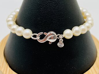 White Pearl Bracelet With Silver Lobster Claw Clasp In The Shape Of A Swan - 7.5