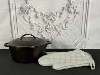 Lodge Cast Iron Dutch Oven With Pair Of Williams Sonoma Oven Mitts