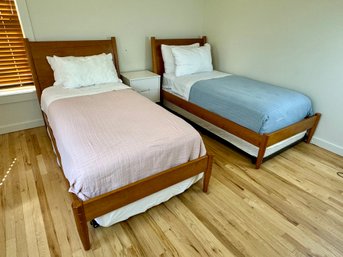 Pair Of Modern Twin Grady Solid Wood Platform Bed With Trundle Beds - Costanho With Single White Nightstand
