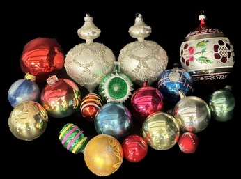 Lot Of 19 Pcs Vintage Christmas Ornaments, Many Bright & Shiny