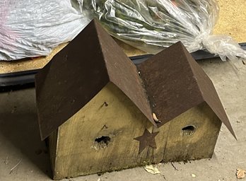 Various Birdhouses & Bird Feeders