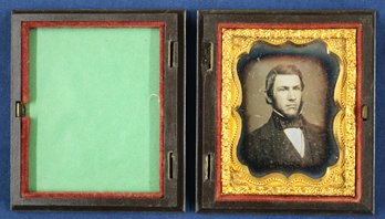 Union Daguerreotype Case With Ninth Plate Daguerreotype Of A Gentleman - Hinges Are Missing