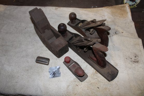 Lot # 114 - 4 Antique Planers -  See Pics