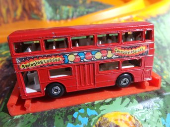 Lesney - 1972  Vintage # 17  Matchbox Super Fast - Londoner Double Decker Bus - Swanging London Carnaby St.