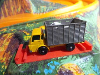 Lesney - 1960's  Vintage No.37 Matchbox Series Cattle Truck With 2 Cow Figures