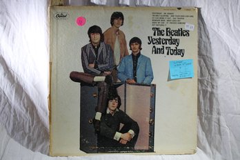 Vinyl - Beatles -  Yesterday And Today - 'Trunk Cover' Mono  Album -  Record Good, Cover Good (1)