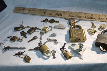 11 Vintage Locks & Extra Keys, YALE, REESE, Samsonite, WB Masterlock Co. ETC