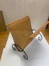 WICKER/METAL MAGAZINE HOLDER