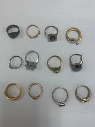 LOT OF ASSORTED RINGS