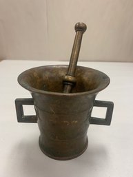 19TH CENTURY HEAVY BRASS MORTOR AND PESTLE      3,75'H